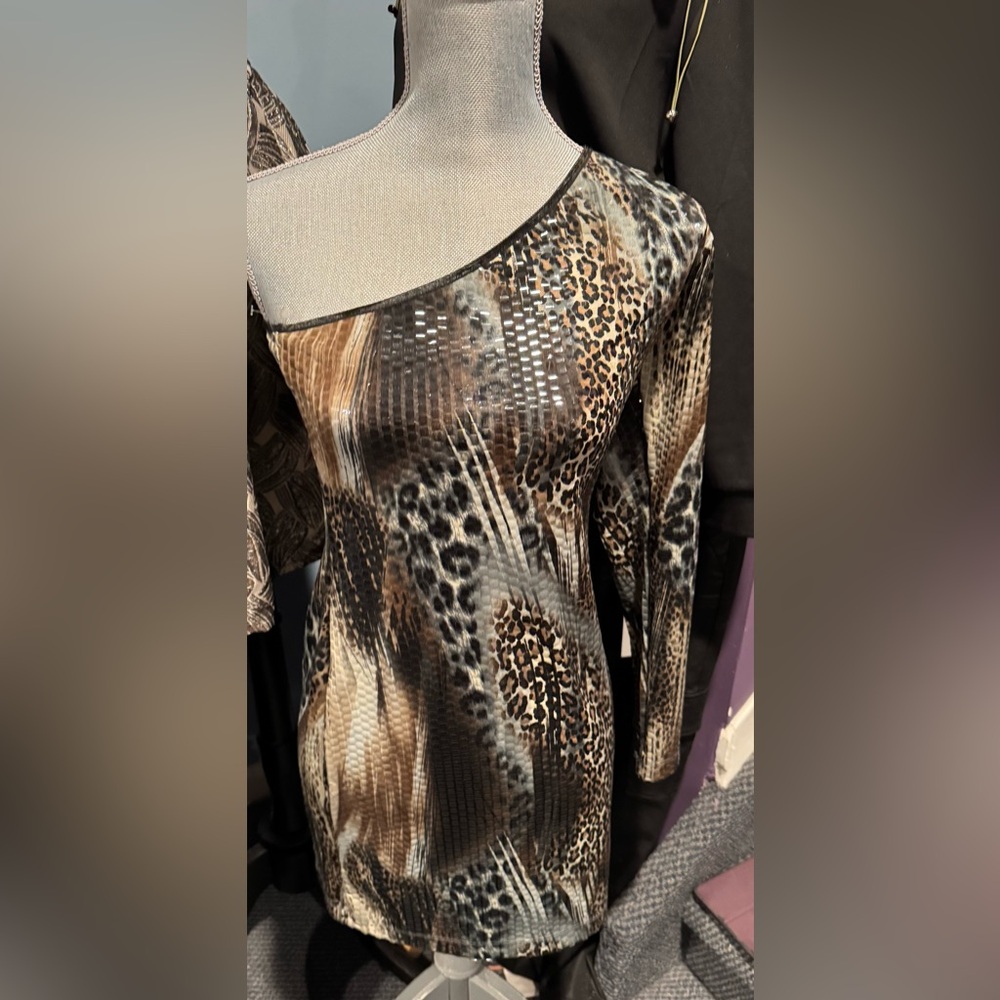 Unyx one shoulder mixed media print with flat sequins